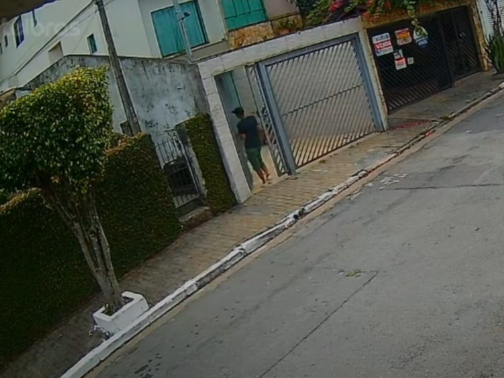 O suspeito de estuprar a idosa com dengue foi flagrado por câmeras de segurança entrando e saindo da casa da vítima. Foto: SBT