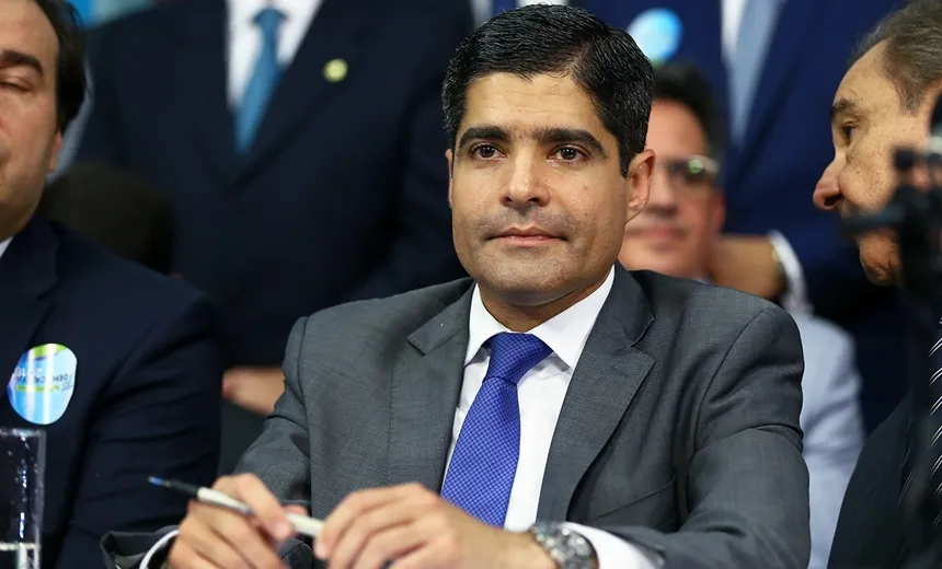 Bolsonaro sofrerá "impeachment ou golpe se não mudar", diz ACM Neto para jornal