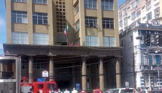 Prédio da Polícia Civil é alvo de incêndio em Salvador; funcionário inala fumaça e é levado para hospital 
