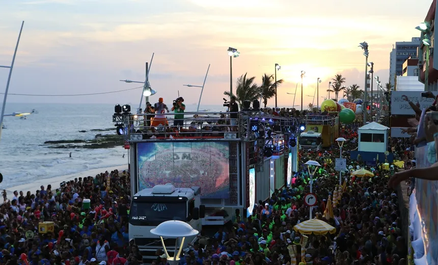 SUCESSO: Léo Santana e Claudia Leitte arrastam multidão no circuito da Barra; Assista