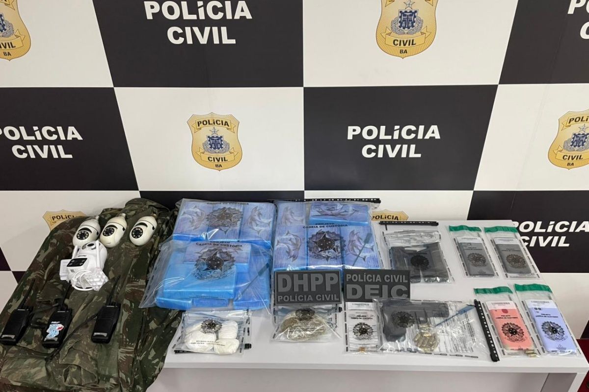 A casa usada como bunker de uma facção criminosa foi localizada em Feira de Santana e contava com sistema de monitoramento e arsenal tático. Foto: Ascom/PCBA