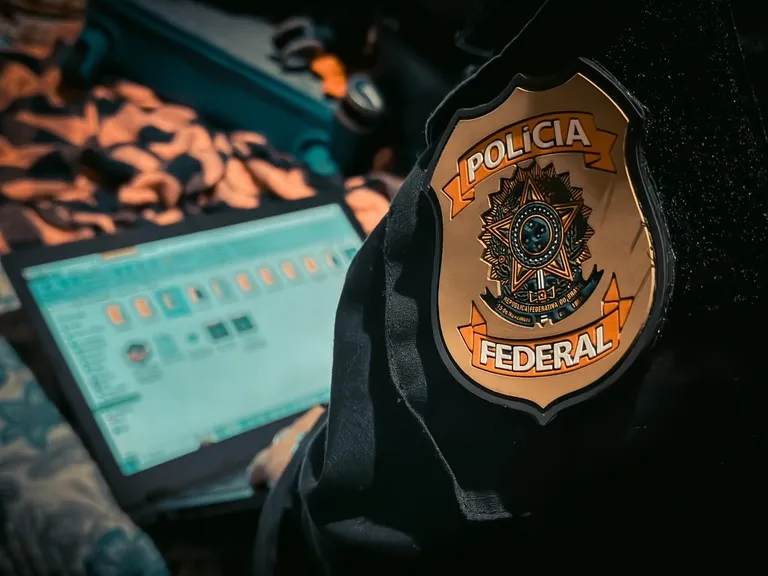 Foragido por estupro de vulnerável é trazido à Bahia após prisão em Portugal