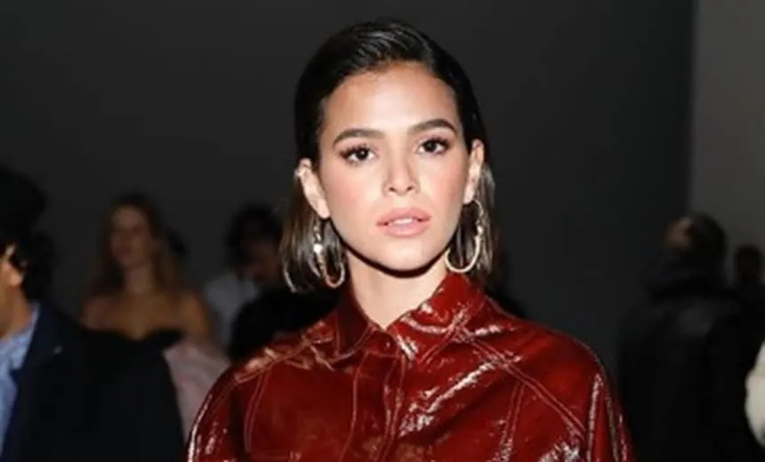 Para curtir terceiro dia de Carnaval, Bruna Marquezine aparece totalmente loira; veja