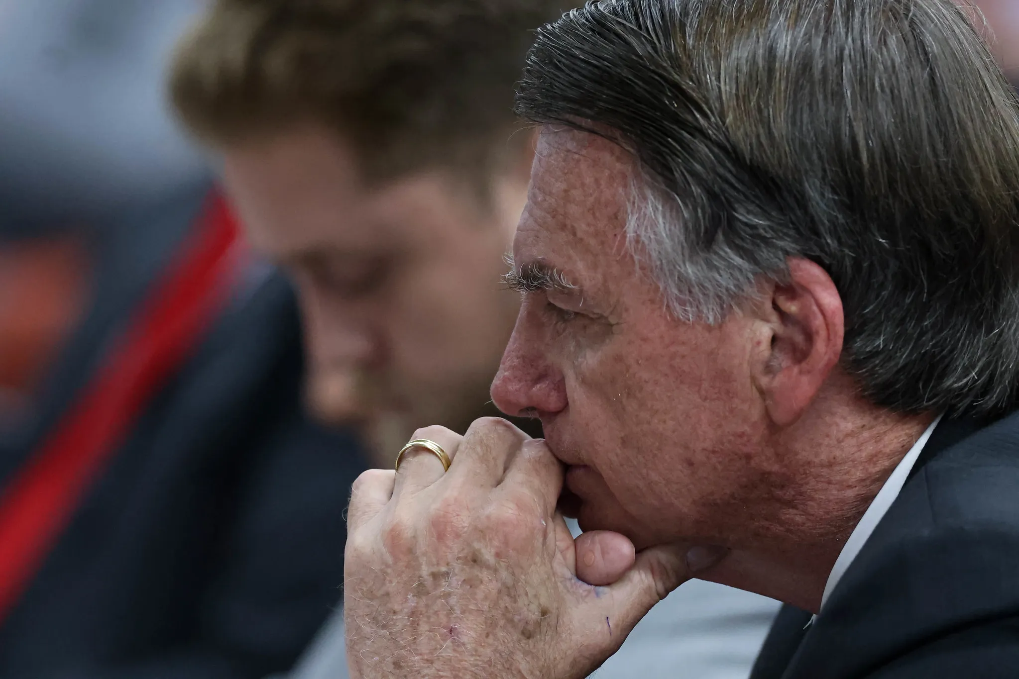 PF cumpre mandado na casa de Bolsonaro, que terá que usar tornozeleira