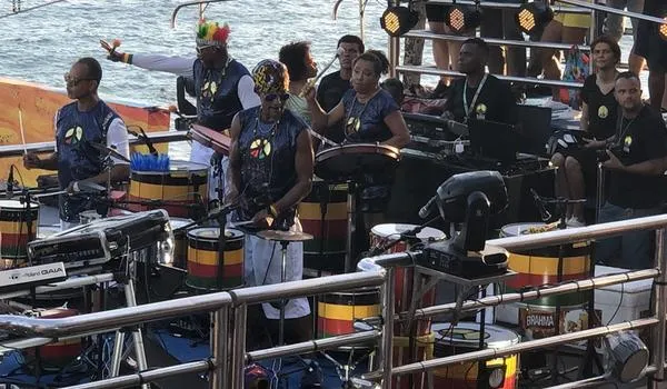 Com uma mulher na regência da banda, Olodum reúne milhares de  foliões no Circuito Dodô; assista