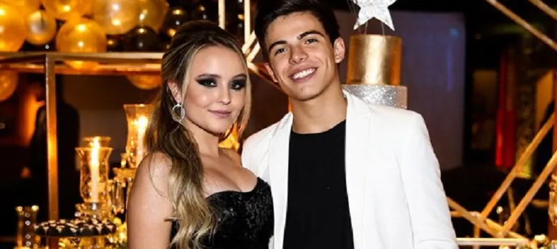 COMPROMISSO: Larissa Manoela e Thomaz Costa trocam anel de namoro na Disney