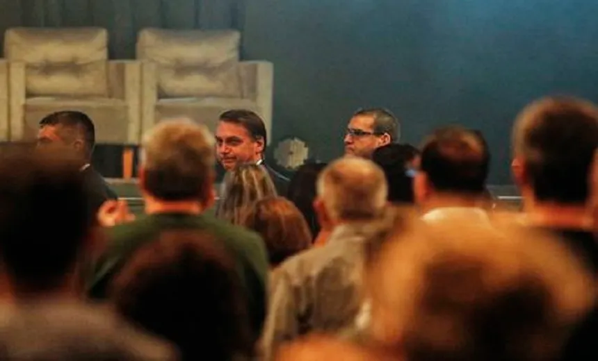 Em dia de manifestações pró-governo pelo país, Bolsonaro participa de culto no Rio