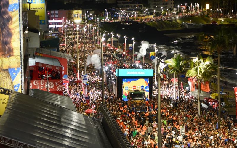 Al&eacute;m da festa, o Carnaval impulsiona setores como turismo, hotelaria, alimenta&ccedil;&atilde;o, moda e transporte, gerando milhares de empregos tempor&aacute;rios e aumentando a renda de trabalhadores informais/Foto: Fred Pontes e Kleber Lobo