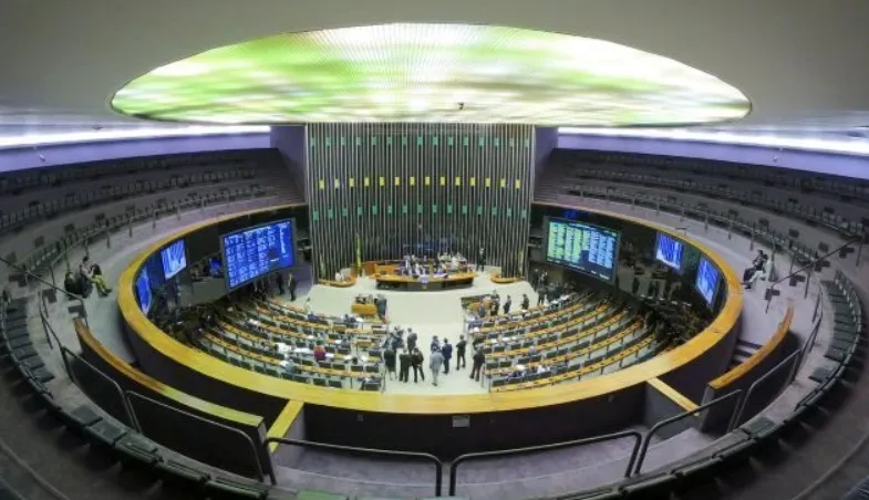 Câmara aprova projeto que criminaliza uso de IA em fotos íntimas falsas
