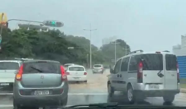 Litoral da Bahia pode ter frente fria e ondas de até 3,5 metros até o fim de semana, diz Marinha 