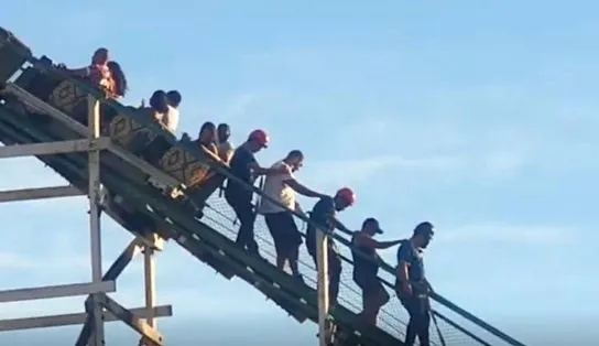 Vídeo: Trava de segurança solta em montanha-russa e acaba na mão de visitante; grupo precisou descer pelos trilhos