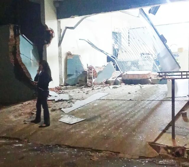 Empresário Avança Com Retroescavadeira Contra Cartório Após Demora Em Divórcio