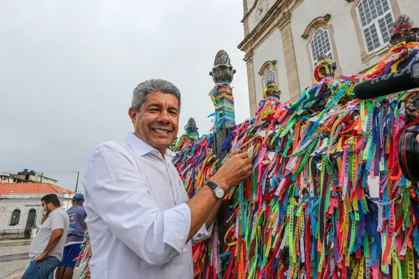 Jerônimo Rodrigues antes de missa na Igreja do Bonfim | Foto: divulgação/ascom