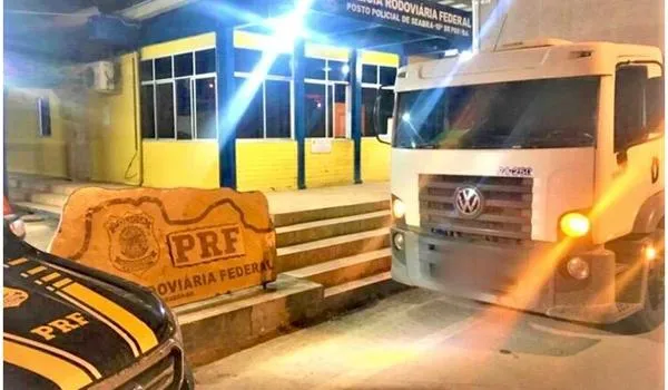 Após abordagem, PRF apreende caminhão de carga adulterado na BR-242