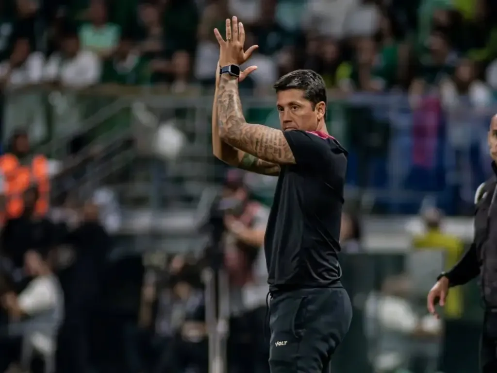 “Grande honra”, diz Thiago Carpini sobre período à frente do Vitória
