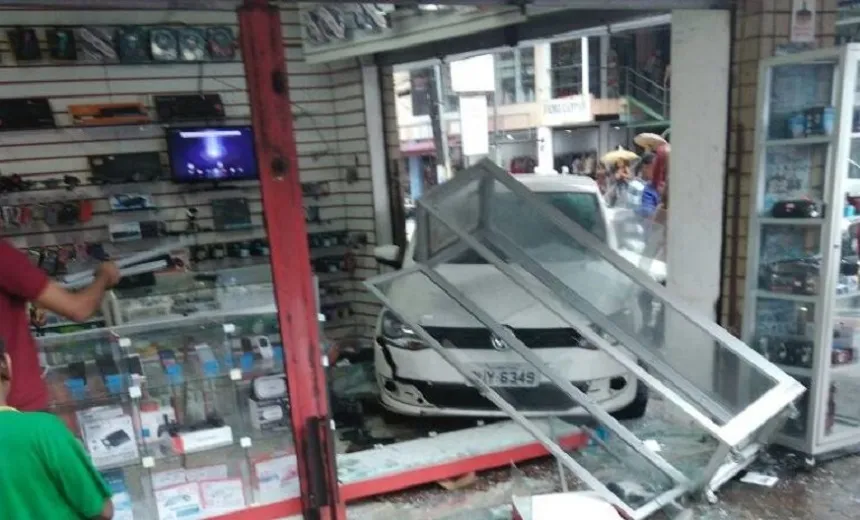 SUSTO: Motorista passa mal ao volante, perde controle da direção e invade loja