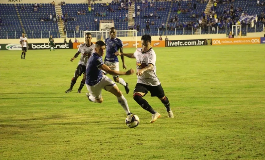 Com ‘gol relâmpago’ e pênalti polêmico, Vitória continua sem ganhar no Nordestão
