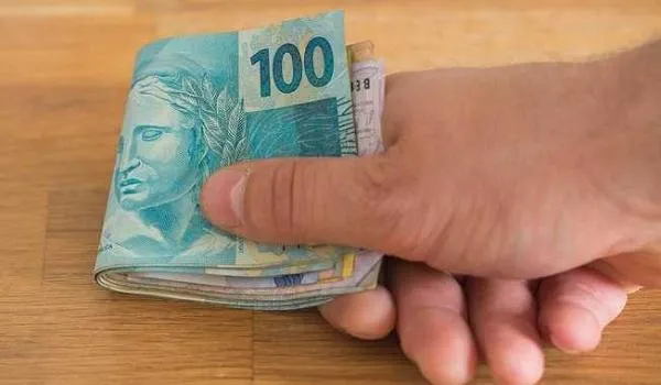 "Coronavoucher" terá valor ampliado de R$ 200 para R$ 300, diz jornal