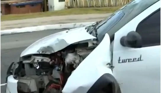 Motorista perde controle da direção e bate carro em poste na orla de Salvador; trânsito fica prejudicado 
