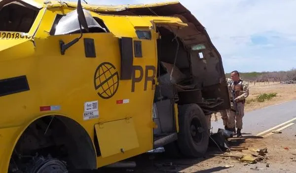 Criminosos armados rendem seguranças e explodem carro-forte na Bahia