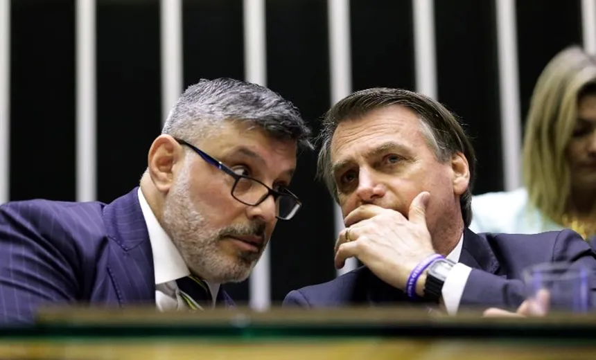 Bolsonaro cobrou expulsão de Frota para calar críticas à indicação do filho