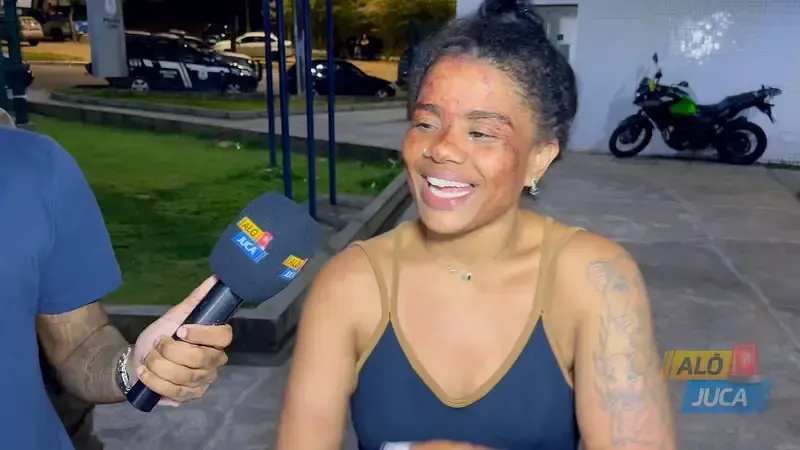 Mulher &eacute; presa ap&oacute;s quebrar vidros de viatura e danificar m&oacute;dulo policial em Salvador. Foto: reprodu&ccedil;&atilde;o Al&ocirc; Juca 
