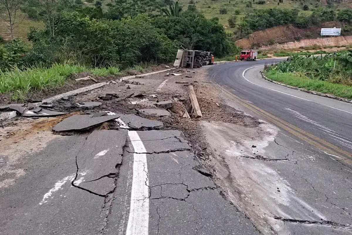 Asfalto da BR-101 racha após caminhão tombar na pista; motorista ficou ferido