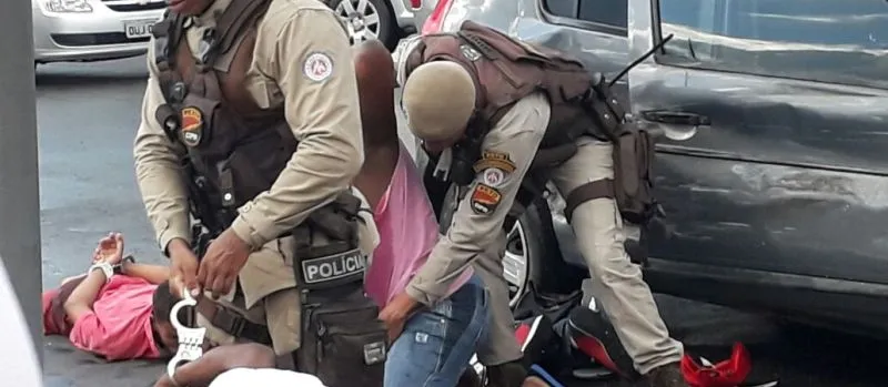 Bandidos trocam tiros com a PM na porta de shopping em Salvador e cinco acabam presos; Veja vídeo