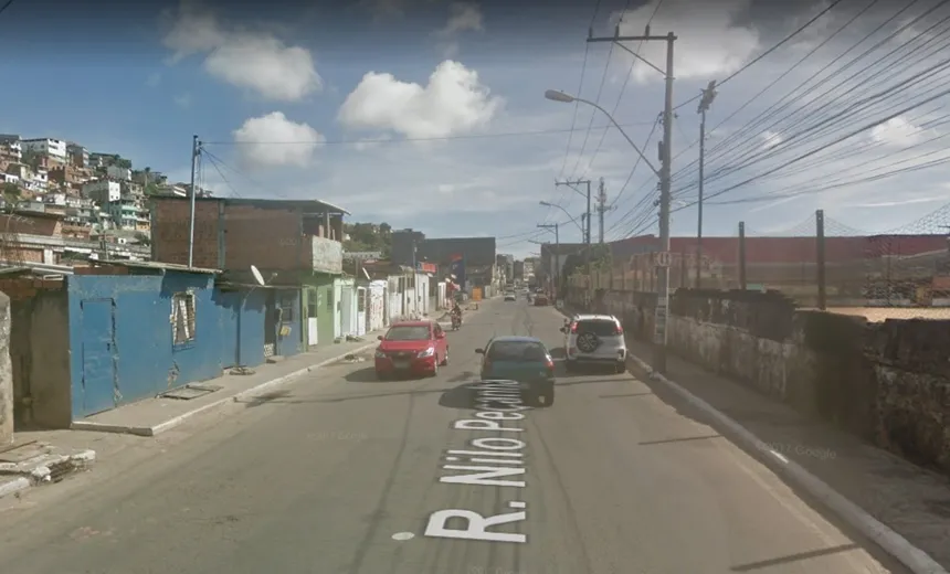 Moradores da Calçada realizam protesto devido à encosta prestes a desabar
