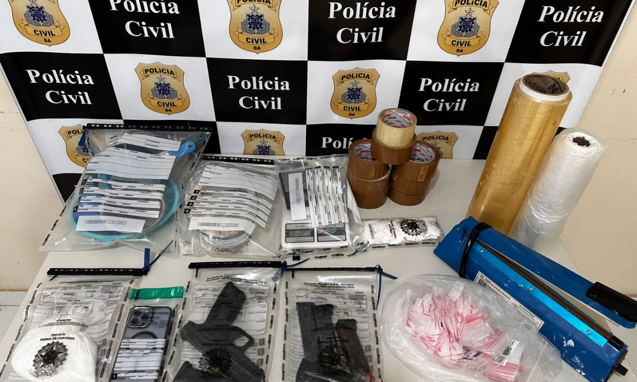 Nos locais, foram apreendidas porções de cocaína e uma pistola.Foto: SSP-BA