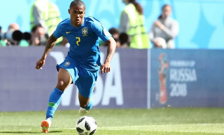 Lesionado, atacante Douglas Costa não viaja com a seleção brasileira para jogo com a Sérvia
