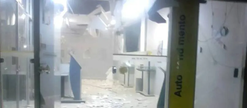 VIA-CRÚCIS: Após ataque a banco, moradores de cidade baiana chegam a dormir em fila por serviços