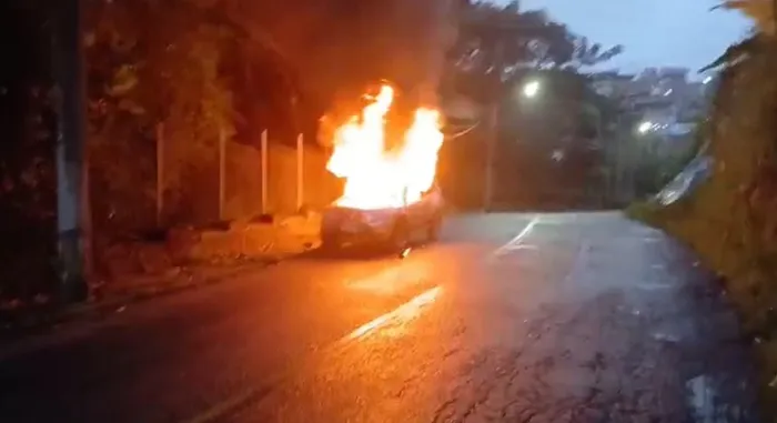 Carro pega fogo próximo ao Parque São Bartolomeu, no Subúrbio de Salvador