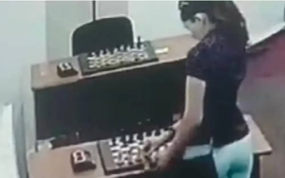 Campeã de xadrez é suspensa após envenenar o tabuleiro de rival da infância; Veja o vídeo