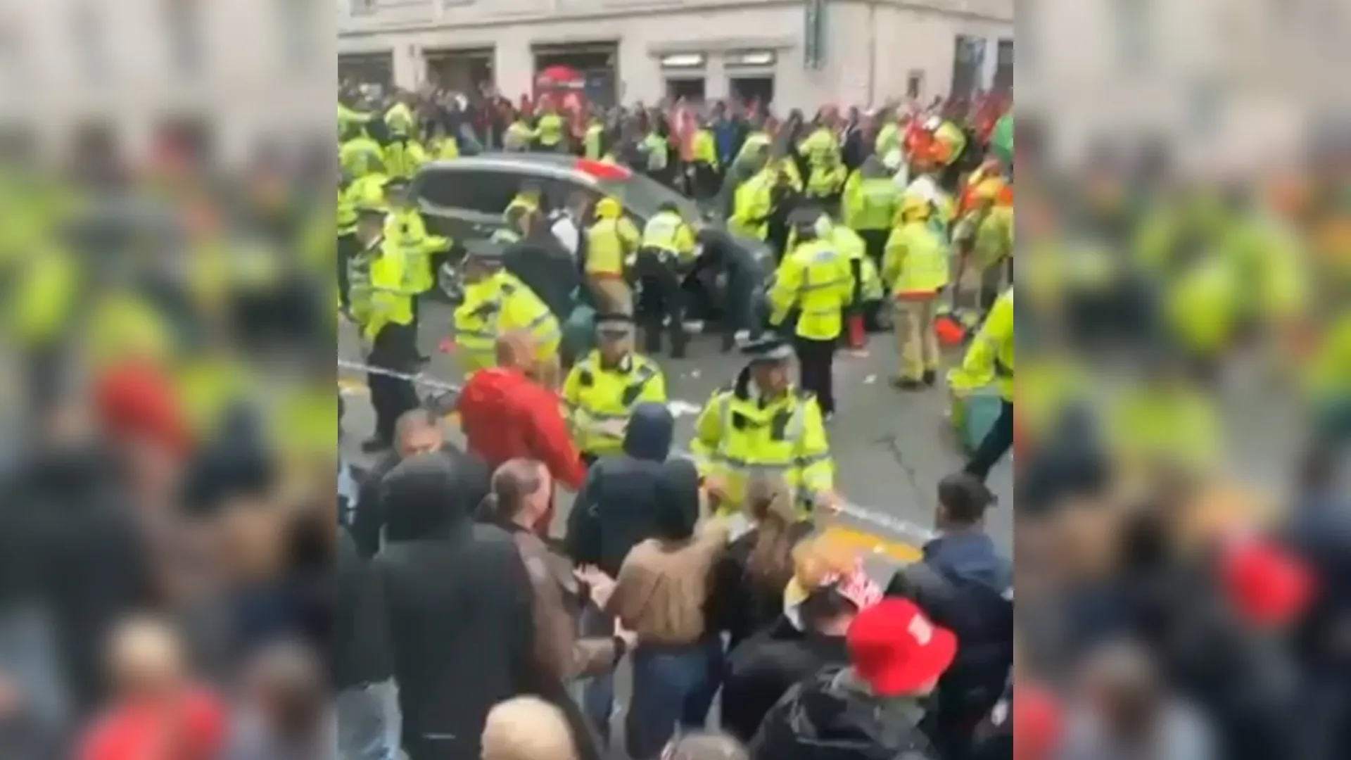 Motorista atropela torcedores durante celebração do Liverpool