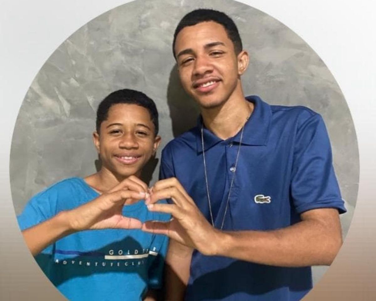 Os irmãos e cantores mirins Samuel & Mateus, de 17 e 14 anos, conhecidos como “Os Meninos do Arrocha”, ganhavam relevância nas redes sociais após postarem vídeos cantando sucessos da música romântica. Foto: Redes Sociais