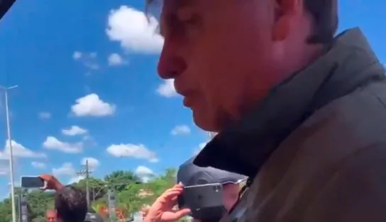 Vídeo: sem máscara, Bolsonaro é barrado em tenda de venda de frango; assista