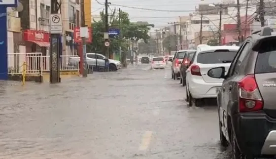 Chuva chega com ventos fortes e deixa vias alagadas em Salvador; tempo fica fechado até quinta