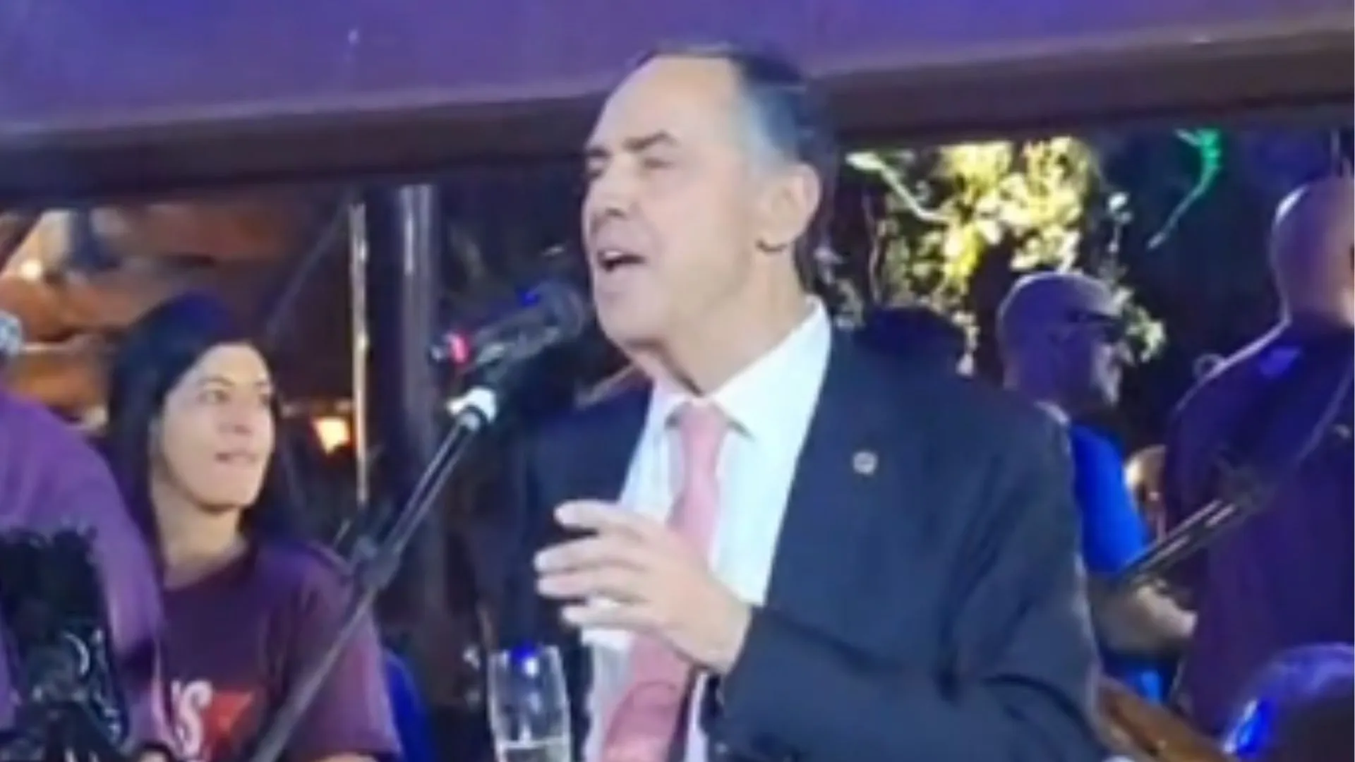 Ministro Barroso cantou durante evento de despedida do STF
