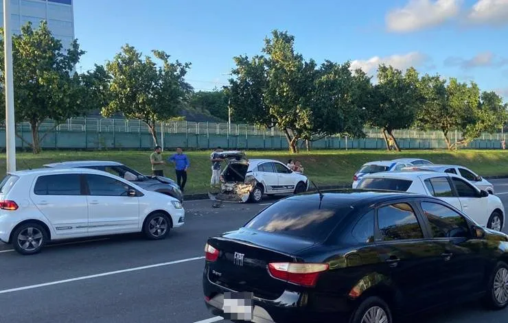 Batida entre veículos deixa trânsito lento na Paralela, sentido aeroporto