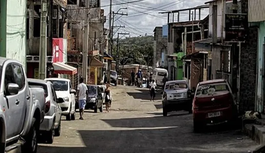 Tiroteio em Valéria: fachadas de escolas perfuradas e moradores sem ônibus 