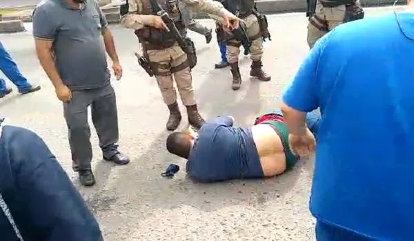 Ex-motorista usou faca para invadir garagem e sequestrar ônibus em Salvador