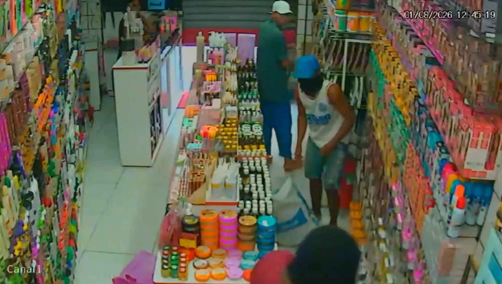Homens Invadem e roubam R$ 10 mil em produtos; confira imagens 