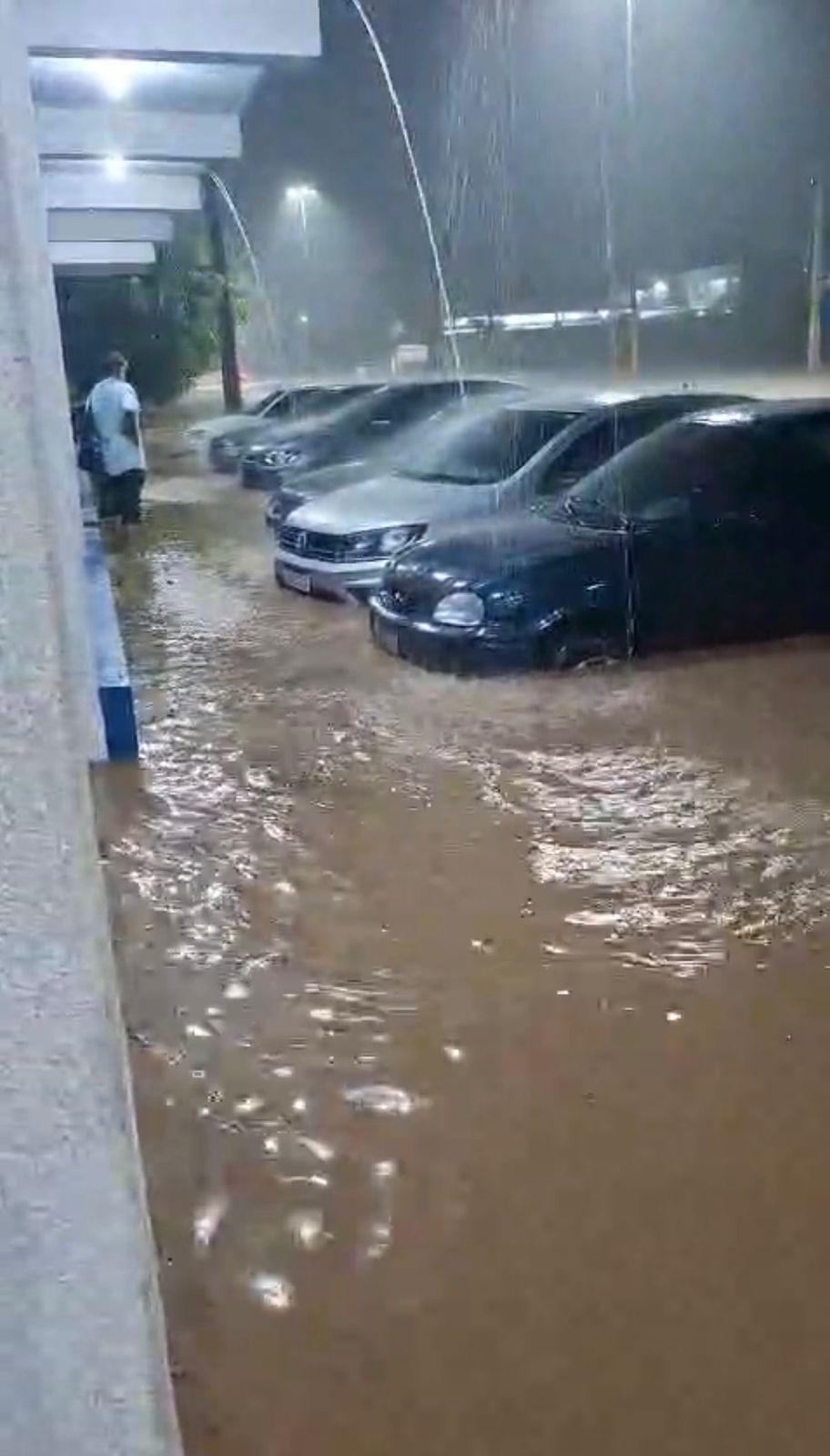 Fortes chuvas atingiram a cidade de Itaberaba, na Bahia, na noite desta segunda-feira (19). | Foto: Redes Sociais