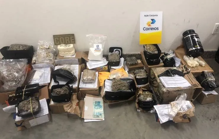 Ilícitos por correspondência: polícia intercepta drogas, armas e dinheiro falso em encomendas nos Correios