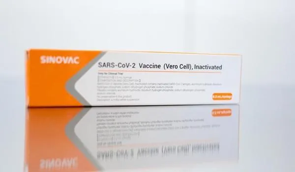 Primeiro lote com 120 mil doses da vacina Coronavac chega ao Brasil; imunizante ainda precisa da autorização da Anvisa