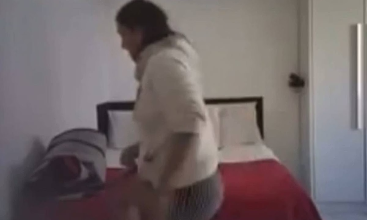 M&atilde;e &eacute; flagrada sufocando e chutando filha de 2 anos; v&iacute;deo.Foto: Reprodu&ccedil;&atilde;o | C&acirc;meras de seguran&ccedil;a