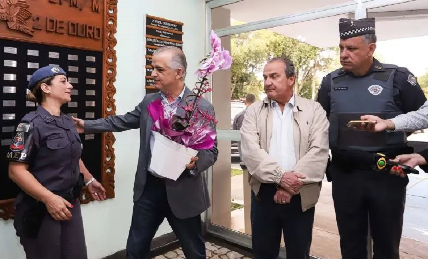 Governador de São Paulo homenageia mãe PM que matou ladrão na porta de escola