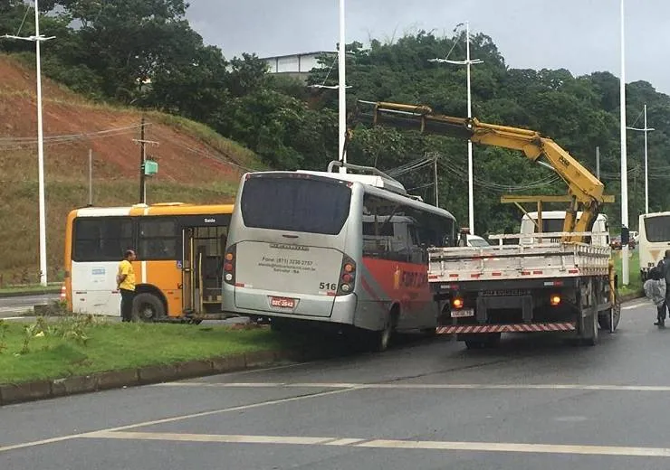 Acidente envolve dois micro-ônibus na Avenida Gal Costa, em Salvador