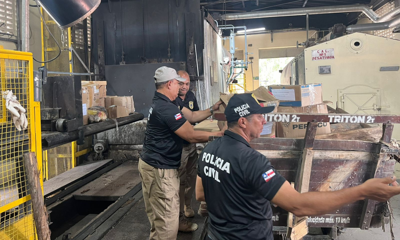Quase meia tonelada de drogas é incinerada pela Polícia Civil na Bahia. Foto: PCBA